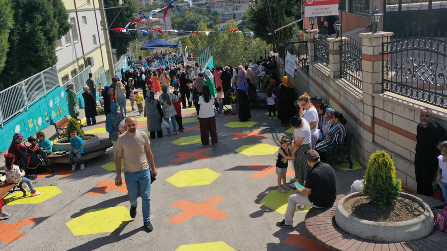 Çocuklar İçin Dönüşen Sokaklar}