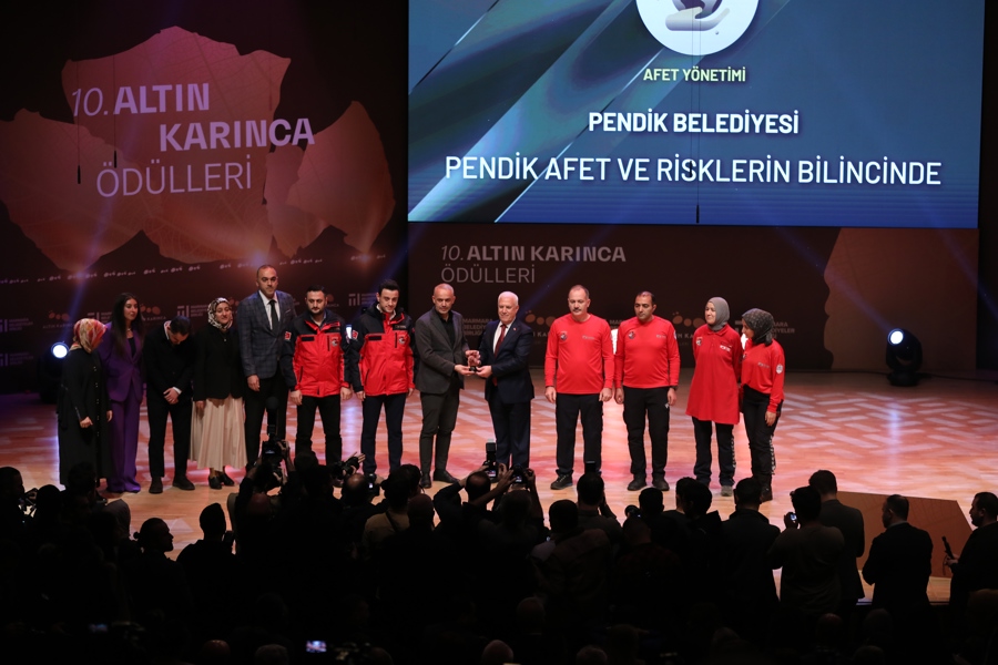 10. Altın Karınca Ödülleri Sahiplerini Buldu}